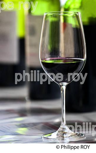 DEGUSTATION,  VINS PRIMEURS, VERRE DE VIN ROUGE, SAINT EMILION,  VINS DE BORDEAUX. (33V38636-ok.jpg)