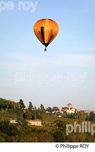 MONTGOLFIERE , ET VIGNOBLE DE MONTAGNE SAINT EMILION, GIRONDE, FRANCE. (33V39230.jpg)