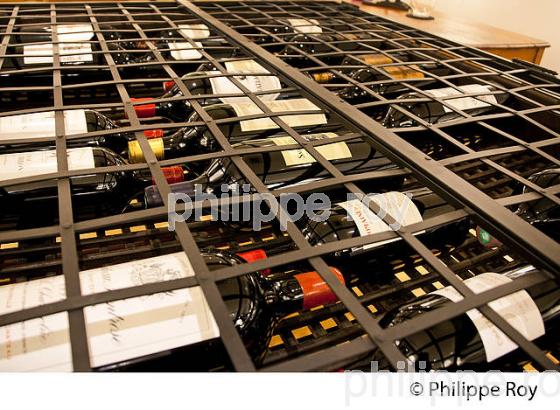 VENTE DE BOUTEILLES DE VIN, CAVE D' ULYSSE,  MARGAUX, MEDOC, GIRONDE, AQUITAINE. (33V41020.jpg)