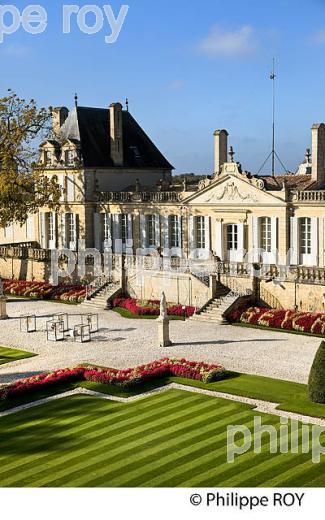 JARDIN A LA FRANCAISE  DU  CHATEAU BEYCHEVELLE, SAINT-JULIEN, MEDOC, GIRONDE, AQUITAINE, FRANCE. (33V42209.jpg)