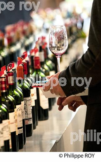 DEGUSTATION DES VINS  DE BORDEAUX EN PRIMEUR, MILLESIME 2015. (33V45317.jpg)