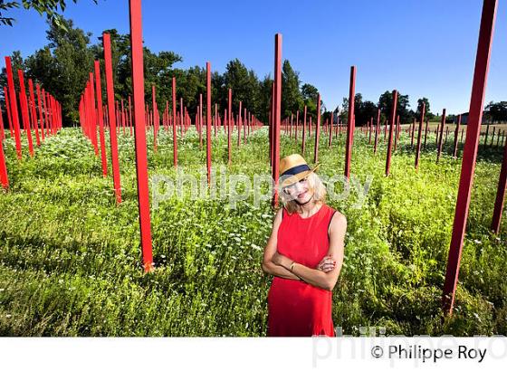 EMILIE GERVOSON, ET LE JARDIN D' IVRESSE, CHATEAU LARRIVET HAUT-BRION, VINS DE PESSAC-LEOGNAN, GIRONDE. (33V49735.jpg)