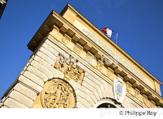ARC DE TRIOMPHE, VIEUX MONTPELLIER, LANGUEDOC-ROUSSILLON. (34F00303.jpg)