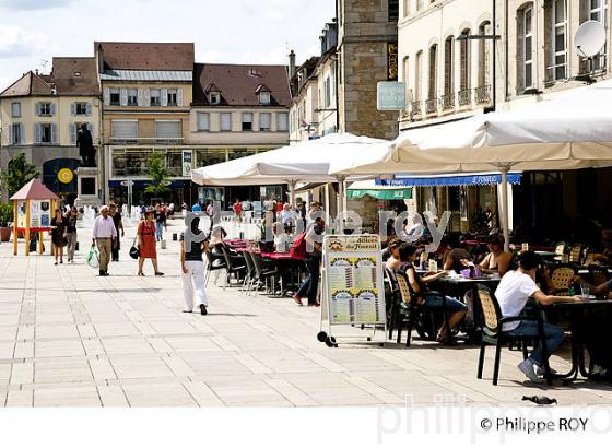 PLACE DE LA LIBERTE, LONS-LE-SAUNIER, JURA, FRANCE (39F01121.jpg)
