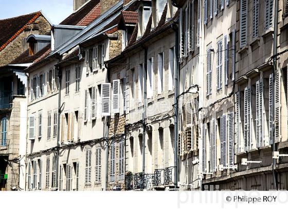 FACADES D'IMMEUBLES, LONS-LE-SAUNIER, JURA, FRANCE (39F01123.jpg)