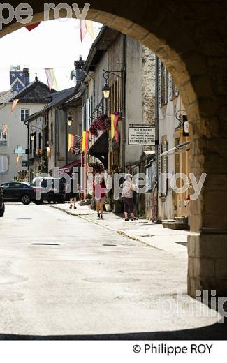 VILLAGE FORTIFIE DE NOZEROY, JURA, FRANCE (39F01415.jpg)