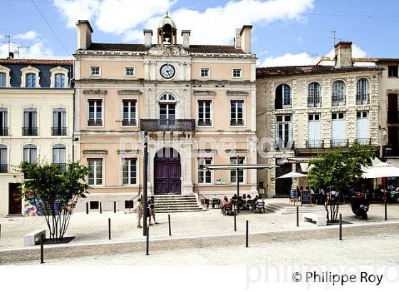 PLACE CHARLES DE GAULLE, MONT DE MARSAN, LANDES, AQUITAINE. (40F01509.jpg)