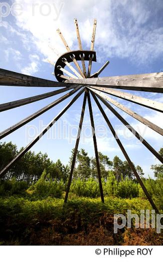 LA FORET D' ART CONTEMPORAIN, PARC NATUREL DES LANDES DE GASCOGNE, AQUITAINE. (40F01807.jpg)