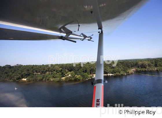VOL EN HYDRAVION , HYDRO ULM, LAC DE BISCARROSSE, COTE ATLANTIQUE, LANDES, AQUITAINE. (40F02314.jpg)