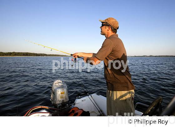 PECHE A LA LIGNE AU LANCER, LAC DE SANGUINET, LANDES, AQUITAINE. (40F03232.jpg)