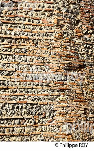 MUR  DE MAISON EN BRIQUE ET GALETS DE L' ADOUR,  AIRE SUR L' ADOUR, LANDES. (40F03732.jpg)