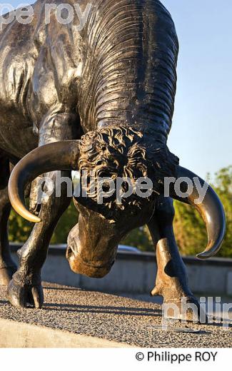 LA STATUE DU TAUREAU, CHRISTIAN MAAS, VILLE DE DAX, LANDES. (40F05122.jpg)