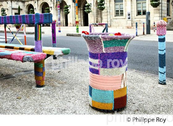 YARN BOMBING, ,  VIEILLE VILLE DE CAHORS VALLEE DU LOT, QUERCY, LOT. (46F00904.jpg)