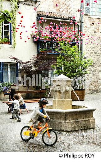 FONTAINE AUX CHIENS,  VIEILLE VILLE DE CAHORS VALLEE DU LOT, QUERCY, LOT. (46F01205.jpg)