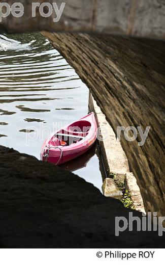 CANOE SUR  LE LOT, VILLAGE DE LAROQUE-DES-ARCS , VALLEE DU LOT QUERCY, LOT. (46F02631.jpg)