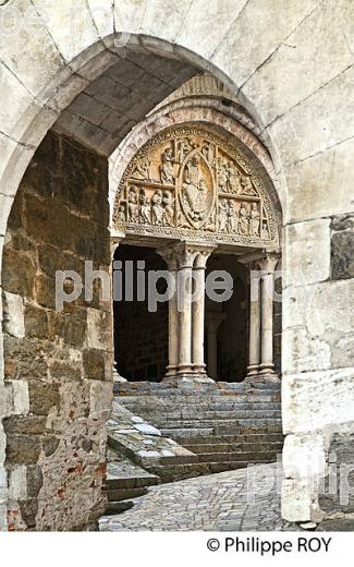 EGLISE, PRIEURE DU VILLAGE DE CARENNAC, VALLEE DE LA DORDOGNE LOTOISE, QUERCY, LOT. (46F03937.jpg)