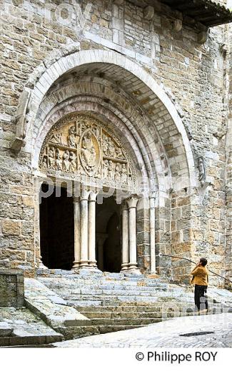 EGLISE, PRIEURE DU VILLAGE DE CARENNAC, VALLEE DE LA DORDOGNE LOTOISE, QUERCY, LOT. (46F03939.jpg)