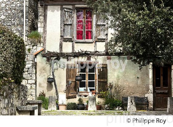 VILLAGE FORTIFIE DE PUJOLS, LOT ET GARONNE. (47F01205.jpg)