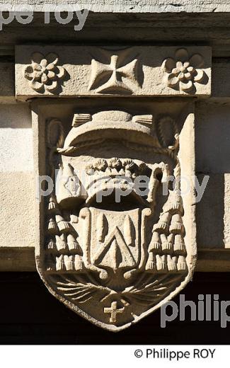 BLASON, BOULEVARD LUCIEN ARNAULT, VIEILLE VILLE DE MENDE, GEVAUDAN, LOZERE. (48F01128.jpg)