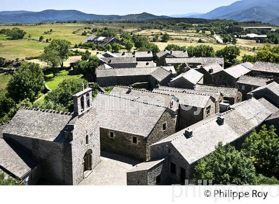 VILLAGE FORTIFIE DE LA GARDE-GUERIN, VALLEE DU CHASSEZAC, MONT LOZERE, CEVENNES, LOZERE. (48F02516.jpg)