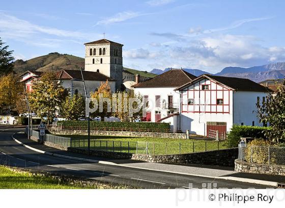 VILLAGE  DE IRISSARRY, BASSE NAVARRE, PAYS BASQUE, PYRENEES ATLANTIQUE. (64F03701.jpg)
