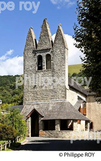 CLOCHER TRINITAIRE , EGLISE BASQUE DE GOTEIN, SOULE, PAYS BASQUE. (64F03826.jpg)