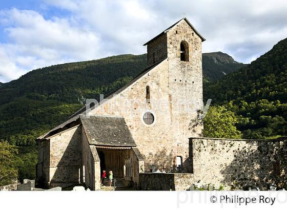 EGLISE ROMANE DU VILLAGE DE SAINTE ENGRACE,  SOULE, PAYS BASQUE,  PYRENEES- ATLANTIQUE. (64F03904.jpg)