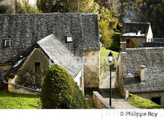 LE VILLAGE PERCHE  DE AYDIUS , VALLEE D' ASPE, BEARN, PYRENEES ATLANTIQUES. (64F04125.jpg)
