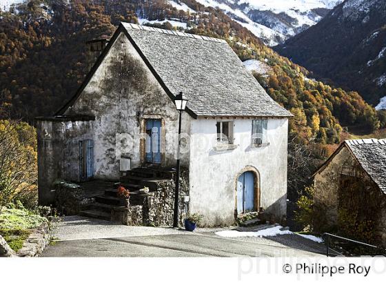 LE VILLAGE PERCHE  DE AYDIUS , VALLEE D' ASPE, BEARN, PYRENEES ATLANTIQUES. (64F04138.jpg)