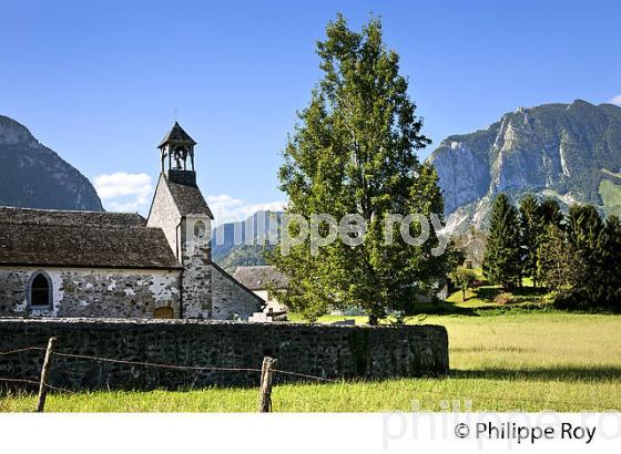 CHAPELLE ROMANE DE SAINT SATURNIN,  VILLAGE JACQUAIRE DE  ACCOUS, VALLEE D' ASPE, BEARN, PYRENEES ATLANTIQUES. (64F04422.jpg)