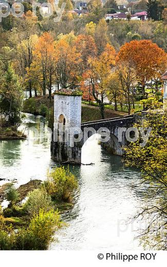 LE PONT DE LA LEGENDE,  VILLAGE FORTIFIE DE DE SAUVETERRE DE BEARN  ET GAVE D' OLORON, BEARN, PYRENEES ATLANTIQUES. (64F05215.jpg)