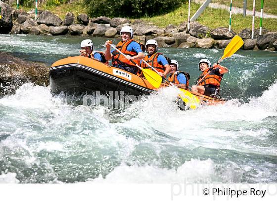 RAFTING, PARC AQUASPORTS DE PAU, STADE D' EAUX VIVES,  BEARN, PYRENEES-ATLANTIQUES. (64F06516.jpg)