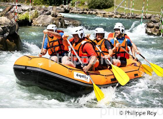 RAFTING, PARC AQUASPORTS DE PAU, STADE D' EAUX VIVES,  BEARN, PYRENEES-ATLANTIQUES. (64F06520.jpg)