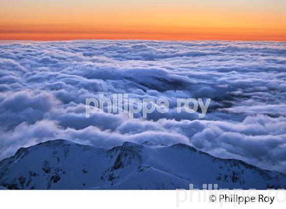 LEVER DU JOUR SUR LES PYRENEES VUES DEPUIS L' OBSERVATOIRE DU PIC DU MIDI DE BIGORRE. (65F01612.jpg)