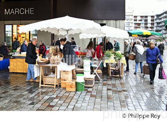 MARCHE DE LA HALLE BRAUHAUBAN , TARBES, BIGORRE, HAUTES-PYRENEES. (65F02014.jpg)