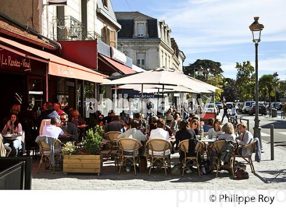 TERRASSE CAFE, PLACE DU MARCHE DU BRAUHAUBAN, TARBES, BIGORRE, HAUTES-PYRENEES. (65F02023.jpg)