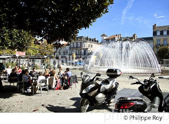 FONTAINE DE LA PLACE DE VERDUN, TARBES, BIGORRE, HAUTES-PYRENEES. (65F02112.jpg)