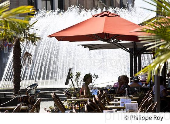 TERRASSE DE CAFE, FONTAINE, PLACE DE VERDUN, TARBES, BIGORRE, HAUTES-PYRENEES. (65F04004.jpg)