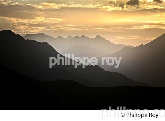 CREPUSCULE SUR LA VALLEE DU LOURON, GERM,  VALLEE DU LOURON, HAUTES-PYRENEES. (65F05005.jpg)