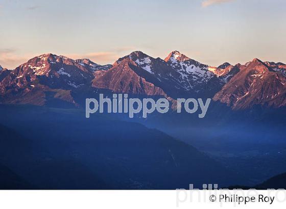 LEVER DE SOLEIL SUR LA VALLEE D' AURE, COL D' ASPIN,  HAUTES-PYRENEES. (65F06512.jpg)