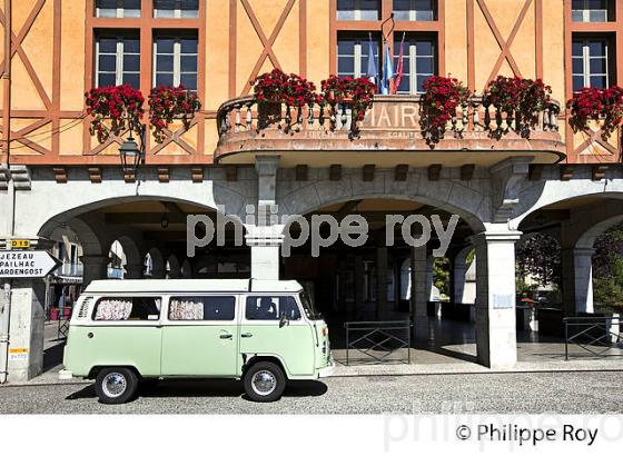 COMBI VW , MODELE 1977,  VILLAGE D' ARREAU,  VALLEE D' AURE, HAUTES-PYRENEES. (65F06621.jpg)