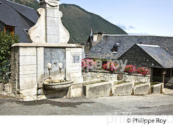LE VILLAGE PERCHE DE SAILHAN,  EN ETE,  VALLEE D' AURE, HAUTES-PYRENEES. (65F06812.jpg)