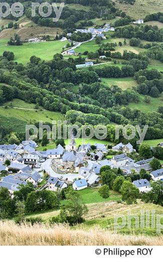 LE VILLAGE PERCHE D' AZET,  EN ETE,  VALLEE D' AURE, HAUTES-PYRENEES. (65F06930.jpg)