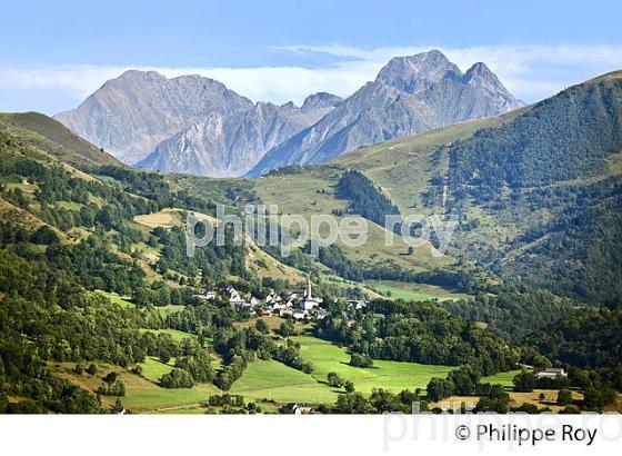 LE VILLAGE PERCHE D' AZET,  EN ETE,  VALLEE D' AURE, HAUTES-PYRENEES. (65F07002.jpg)