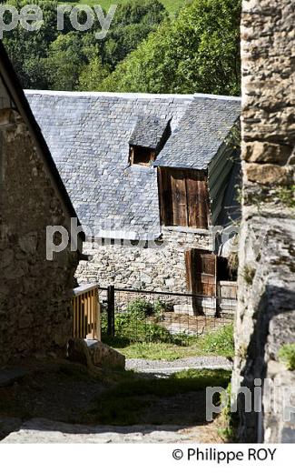 LE VILLAGE PERCHE DE SOULAN, EN ETE,  VALLEE D' AURE, HAUTES-PYRENEES. (65F07424.jpg)