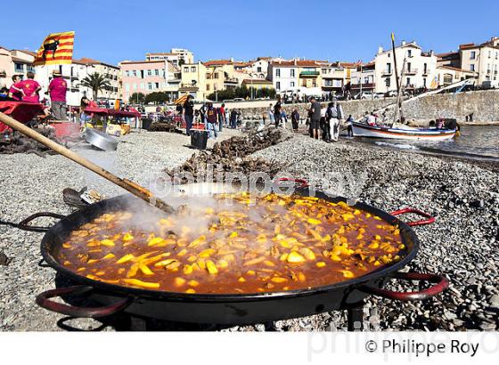 DEJEUNER SUR LA PLAGE, FETE DES VENDANGES, BANYULS SUR MER, COTE VERMEILLE, ROUSSILLON, CATALOGNE. (66F02340.jpg)