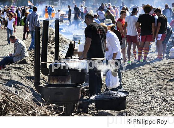 DEJEUNER SUR LA PLAGE, FETE DES VENDANGES, BANYULS SUR MER, COTE VERMEILLE, ROUSSILLON, CATALOGNE. (66F02406.jpg)