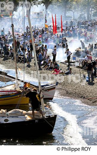 DEJEUNER SUR LA PLAGE, FETE DES VENDANGES, BANYULS SUR MER, COTE VERMEILLE, ROUSSILLON, CATALOGNE. (66F02428.jpg)
