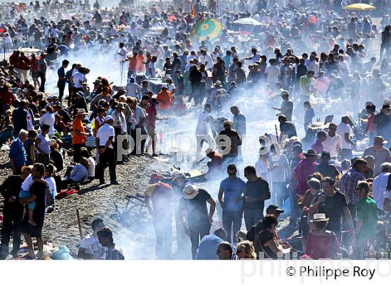 DEJEUNER SUR LA PLAGE, FETE DES VENDANGES, BANYULS SUR MER, COTE VERMEILLE, ROUSSILLON, CATALOGNE. (66F02435.jpg)