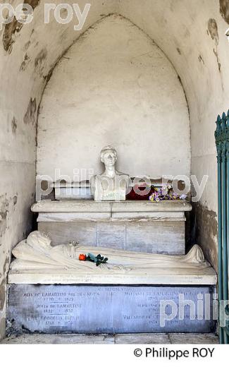 TOMBEAU DE LA FAMILLE LAMARTINE, CIMETIERE DU VILLAGE DE SAINT POINT , ROUTE LAMARTINE, MACONNAIS,  BOURGOGNE. (71F00331.jpg)